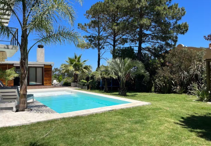 Linda casa de estilo colonial en altos de La Barra